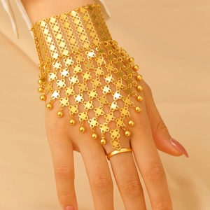 Detailansicht einer goldenen hohlen Manschette mit Handkette und Fingerring-Gliedern