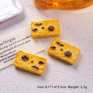 Détail macro d'un mini cookie en résine à la canneberge avec texture jaune translucide