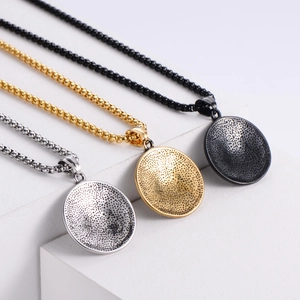 Détails des pendentifs tournesol ronds texturés en finitions argent, or et noir mat