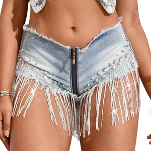 Detailansicht hellblauer Low-Rise Jeans-Shorts mit silbernen Pailletten und langen Fransen