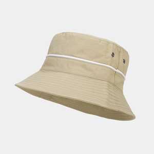 Vue détaillée du chapeau bob kaki avec œillets métalliques respirants sur le côté