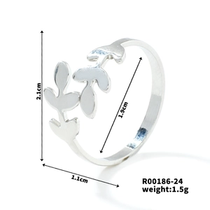 Detailed view of adjustable copper ring with leaf design and dimensions of 2.1cm