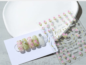 Detail von 5D-Tulpen-Nagelstickern mit 3D-Perlenakzenten und rosa Blumenmustern
