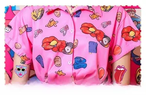 Detail von hellrosa Kurzarmhemd mit lebhaften Comic-Prints und Button-Down-Kragen