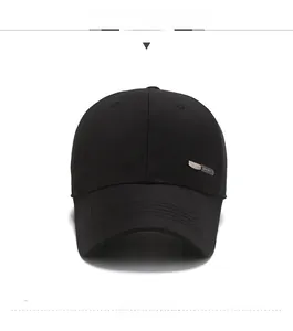 Détail d'une casquette de baseball noire avec plaque SPORT en métal sur tissu en coton