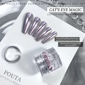 Vista macro della polvere magnetica viola effetto cat eye per nail art