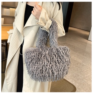 Gros plan d'un sac cabas en fausse fourrure grise montrant sa texture douce et chic