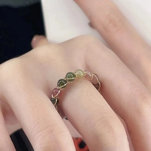 Handgefertigter Ring mit Regenbogen-Turmalin Perlen und Golddrahtwicklung für Damen