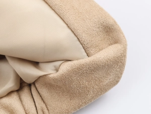 Vue macro détaillée du tissu en daim kaki et de la doublure en satin d'une veste femme
