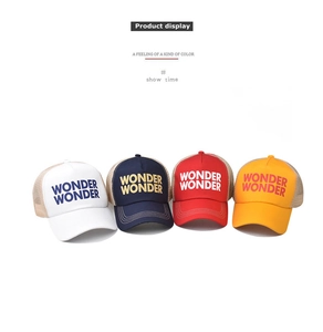 Dettaglio di quattro cappelli trucker in cotone con rete e ricamo Wonder Wonder