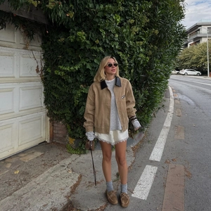 Veste bomber femme en velours côtelé kaki avec col en cuir noir et style urbain chic