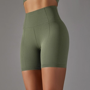 Gros plan du short de yoga sans couture vert olive avec texture en maille nid d'abeille