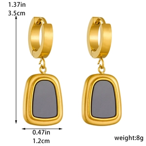 Boucles d'oreilles dorées avec pendentif trapèze gris foncé et dimensions du produit
