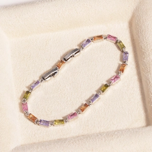 Dettaglio del bracciale in zirconia arcobaleno con pietre colorate su vassoio