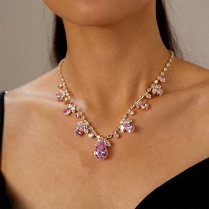 Gros plan d'un collier de luxe avec zircons roses en forme de fleur sur un mannequin