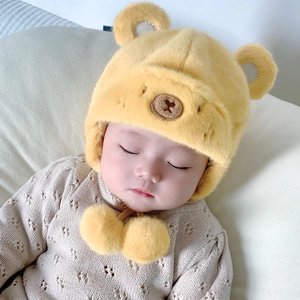 Dettaglio cappello orsetto in peluche giallo per neonati con orecchie 3D e pompon