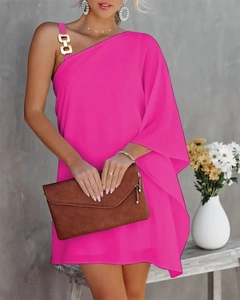 Detail eines rosaroten One-Shoulder-Kleides mit goldener Kette und lockerem Schnitt