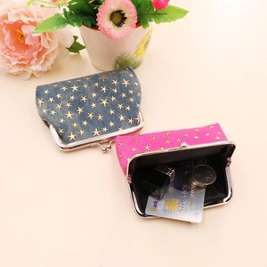 Détail des porte-monnaie en denim avec intérieur rose et fermoir en métal rétro