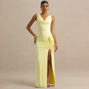 Détails de la robe de soirée jaune sans manches avec drapé élégant et fente haute