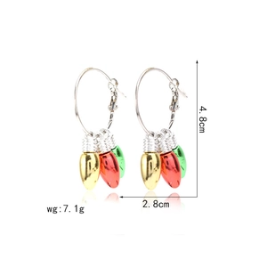 Dettaglio degli orecchini a cerchio con lampadine di Natale e altezza di 4,8 cm