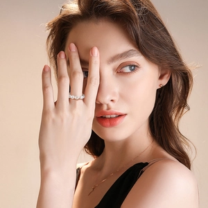 Eleganter s925 Sterling Silber Ring mit natürlichen Süßwasserperlen an einem Modellfinger