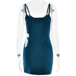 Détail d'une mini-robe tricotée bleue avec motif blanc sur mannequin transparent