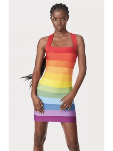Gros plan sur les rayures arc-en-ciel du tissu de robe bandage haute élasticité