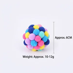 Détail d'une balle de jeu colorée pour chat de 6cm avec une texture douce en peluche