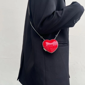 Glänzende rote Herz-Umhängetasche mit silberner Kette für Damen Mode im Alltag.