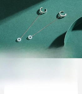 Détail de boucles d'oreilles en argent S925 avec pendentifs en calcédoine et zircone