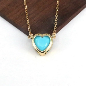 Collana vintage dorata con ciondolo a cuore in turchese e catena a onde