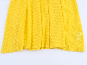 Detailaufnahme von gelbem Chiffonstoff mit eleganter Jacquard-Struktur und 3D-Punkten