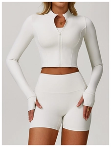 Détail de la veste de sport blanc cassé avec passe-pouces et coupe ajustée zippée