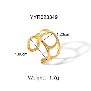 Vue détaillée de la bague dorée martelée de 1,7g avec design ajouré irrégulier