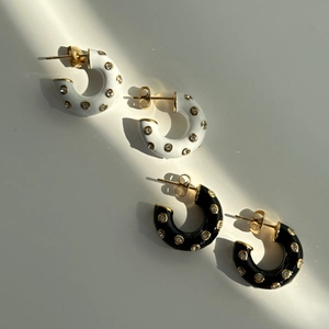 Retro C-shaped hoop earrings in black and white enamel with cubic zirconia insets