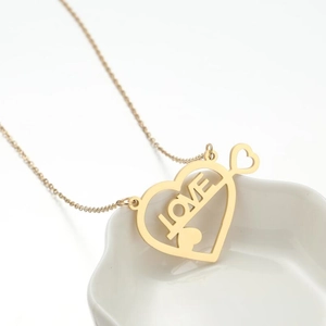 Collana con pendente a cuore geometrico placcata oro 18k con iscrizione LOVE