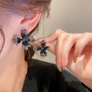 Boucles d'oreilles fleur en cristal noir gothique avec pierres grises facettées