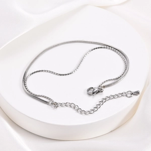 Dettaglio catena doppia argentata a serpente e fune con chiusura a moschettone regolabile