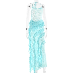 Detail eines eleganten himmelblauen Spitzenkleides mit Volants und transparentem Stoff