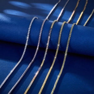 Dettaglio macro di catene tennis in argento con pietre di zircone multicolori vivaci