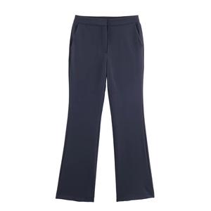 Détail du pantalon évasé bleu marine à taille haute avec texture haut de gamme et couture