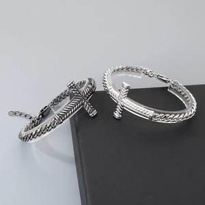 Détail de bracelets croix hip hop en acier inoxydable en argent et fini métal noir rétro