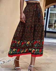 Détail de la jupe longue à imprimé fleuri avec taille élastique à cordon et volants