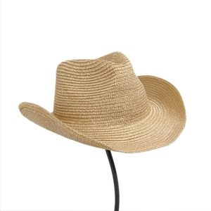 Dettaglio della trama tessuta su cappello da cowboy in paglia dorata con tesa larga ricurva