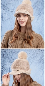 Détail du bonnet en tricot beige avec pompon en fourrure et badge métallique NY en hiver