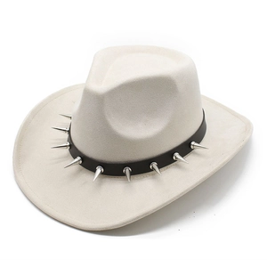 Détail du chapeau en daim gris clair avec bande en cuir noir et clous argentés