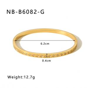 Dettagli del bracciale placcato oro 18K con diametro interno 6,2 cm e larghezza 0,4 cm