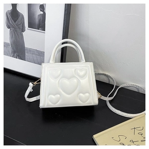 Détail du sac à main en cuir PU blanc avec motifs de cœurs embossés et doubles poignées