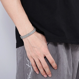 Nahaufnahme eines silbernen Doppel-Drachenknochen-Armbands für Herren am Handgelenk