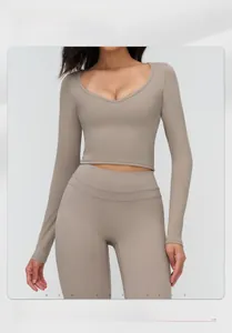 Détail du tissu de l'ensemble de yoga montrant les coutures plates et la qualité sportive